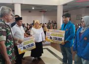 Wabup Surya Serahkan Simbolis BBP Mahasiswa dan Seragam Gratis untuk Siswa TK hingga SMP
