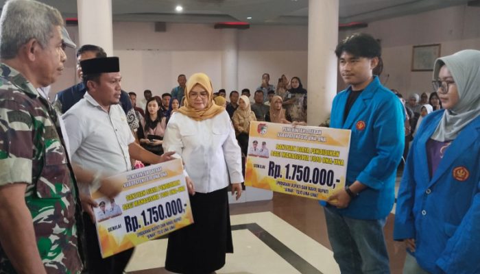 Wabup Surya Serahkan Simbolis BBP Mahasiswa dan Seragam Gratis untuk Siswa TK hingga SMP