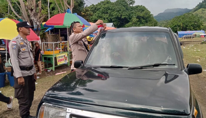 Sambut HUT Kemerdekaan, Polsek Tojo Ajak Warga Kibarkan Bendera di Bumi Perkemahan Padang Mas