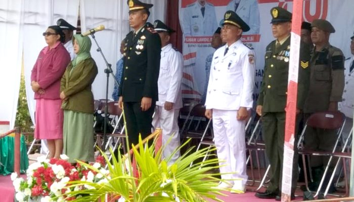 Kapolsek Tojo Pimpin Upacara Penurunan Bendera HUT RI Ke-80, Tekankan Pentingnya Persatuan dan Gotong Royong