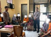 Antisipasi Barang Berbahaya, Polres Touna Lakukan Pemeriksaan Ketat Terhadap Pembesuk Tahanan