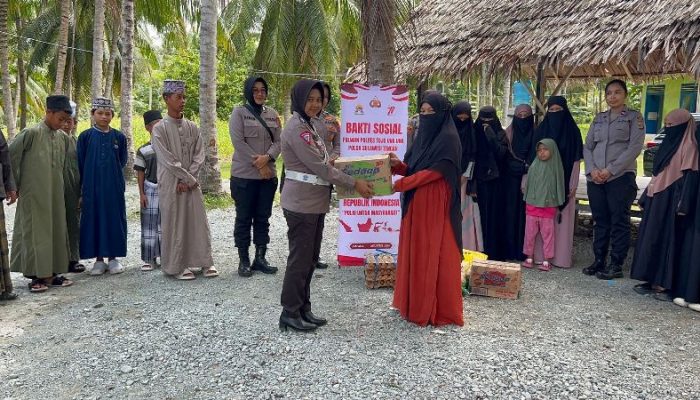 Rayakan HUT ke-77, Polwan Polres Touna Bakti Sosial di Pondok Pesantren