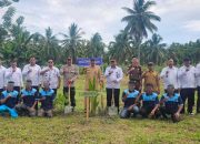 Pj Sekda Touna Ikut Tanam Pohon Kelapa di Lapas Ampana, Dukung Ketahanan Pangan Nasional