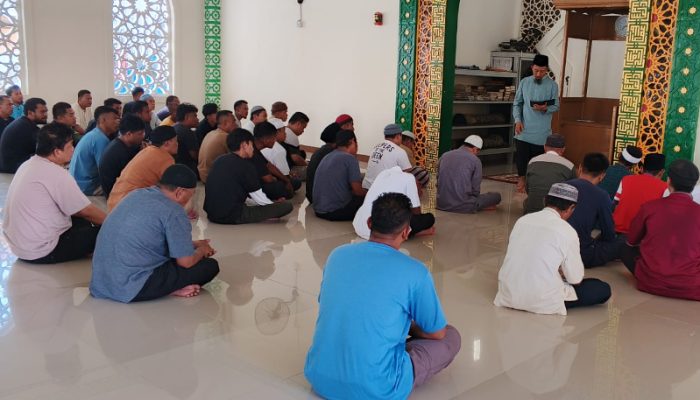 Perkuat Pembinaan Spiritual, WBP Lapas Ampana Ikuti Sholat Ashar dan Kajian Kepribadian