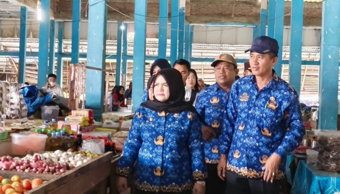 Sidak Pasar Sentral Ampana, Wabup Surya Pastikan Stok dan Harga Sembako Stabil