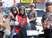 Satlantas Polres Touna Bagikan Helm dan Bunga Rayakan Hari Lalu Lintas ke-70