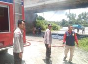Aksi Sigap Petugas Polsek dan Damkar Padamkan Api di Bawah Jembatan Vital Ampana