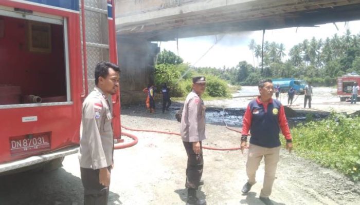 Aksi Sigap Petugas Polsek dan Damkar Padamkan Api di Bawah Jembatan Vital Ampana