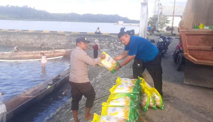 Biaya Perahu ‘Cekik’ Warga Pulau, Bhabinkamtibmas Touna Turun Tangan Sebagai Solusi