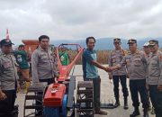 Polres Touna Serahkan Bantuan Traktor ke Petani Jagung Ampana Tete