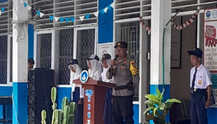 Jadi Pembina Upacara di SMP Negeri 2 Ratolindo, Kapolsek Ampana Kota Ajak Siswa Tertib Berlalu Lintas, Jauhi Narkoba dan Bijak dalam Media Sosial