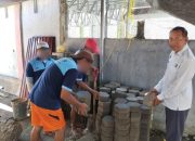 Kasi Binadik/Giatja Lapas Ampana Awasi Langsung Pelatihan Kemandirian WBP Ubah Limbah FABA Jadi Paving Block dan Batako Bernilai Ekonomis