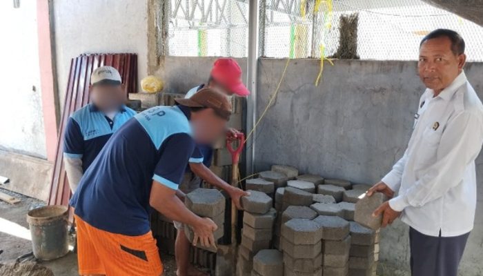 Kasi Binadik/Giatja Lapas Ampana Awasi Langsung Pelatihan Kemandirian WBP Ubah Limbah FABA Jadi Paving Block dan Batako Bernilai Ekonomis