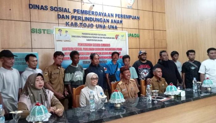 Pemkab Touna Serahkan Bantuan Sosial PENA Perkuat Ekonomi Masyarakat