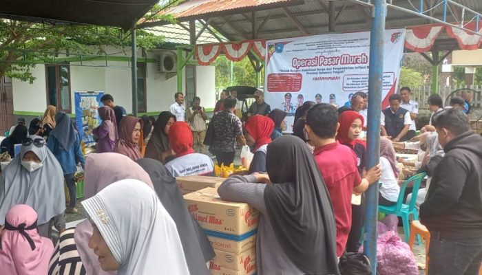 Warga Antusias Ikuti Gerakan Pangan Murah di Kantor Kecamatan Ampana Kota