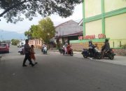 Strong Point Polsek Ampana Kota Jamin Kelancaran Lalu Lintas Pagi Hari di Kawasan Sekolah