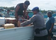 Polisi Penolong, Satpolairud Polres Touna Bantu Angkat Barang Penumpang di Pelabuhan Balanda