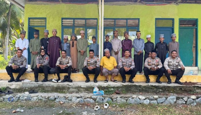 Jumat Berkah Sat Binmas Polres Touna Eratkan Silaturahmi dengan Santri Pondok Pesantren Miftahul Khoir