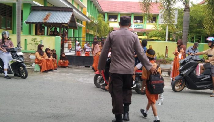 Bentuk nyata, Polsek Ampana Kota Bantu Anak Sekolah Menyebrang Jalan, Wujud Kepedulian terhadap masyarakat