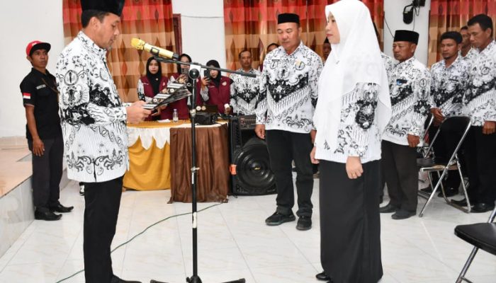 Bupati Ilham Kukuhkan Hajar Lawidu sebagai Ibunda Guru PGRI Touna Masa Bakti 2025–2030