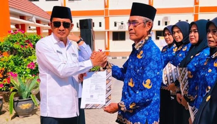 Serahkan SK Pengangkatan 1.229 PPPK Lingkup Pemkab Touna, Ini Pesan Bupati Ilham Lawidu