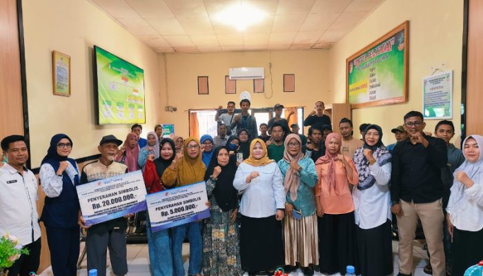 Serahkan Bantuan Uang PENA, Wabup Surya: Upaya Strategis Pemerintah Dalam Mendorong Pemberdayaan Ekonomi Masyarakat