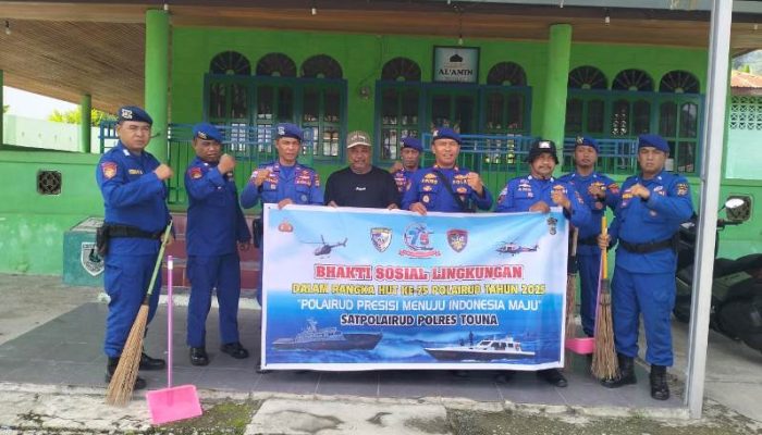 Rayakan HUT, Polairud Touna Perkuat Kerukunan Lewat Aksi Bersih-Bersih