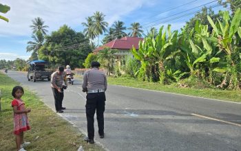 Anggota Satlantas Polres Tojo Una-Una saat melakukan Olah TKP Kecelakaan.