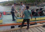 Ciptakan Kedekatan, Satpolairud Touna Gendong Barang Penumpang Sambil Sosialisasikan Keselamatan Pelayaran