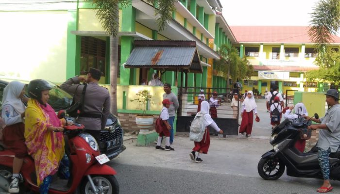 Berikan Rasa Aman Bagi Pelajar dan Masyarakat, Polsek Ampana Kota Rutin Laksanakan Strong Point Pagi
