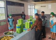Wujud Nyata Pelayanan Prima, Kalapas Ampana Awasi Langsung Pengolahan dan Pembagian Makanan Warga Binaan