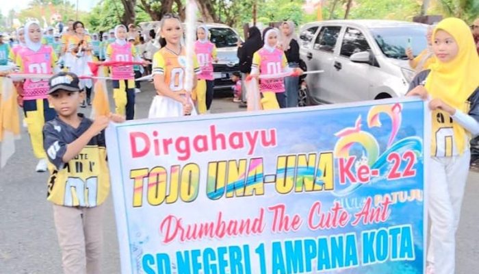 Meriahkan HUT Ke-22 Kabupaten Touna, Sekda Alfian Lepas Parade Defile Marching Band
