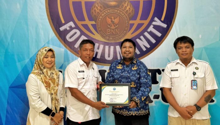 Kelurahan Labiabae Terima Penghargaan Kelurahan Bersih Narkoba 2025