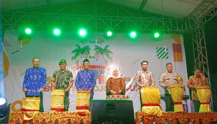 Pemukulan Gendang oleh Wabup Surya Tandai Pembukaan Rangkaian Kegiatan HUT Ke-22 Kabupaten Touna