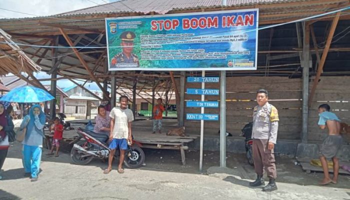 Polsek Walea Kepulauan Pasang Spanduk “STOP BOOM IKAN” di Pusat Pasar Kabalutan