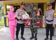 Apresiasi Dedikasi Anggota, Kapolres dan Bhayangkari Touna Keliling Pospam Beri Kejutan Bingkisan.