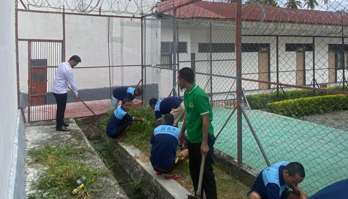 Jaga Kebersihan Lingkungan, WBP Lapas Ampana Bersih-bersih Branggang