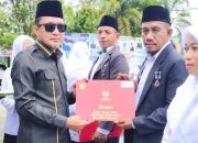 Momentum Peringatan HAB ke-80, Bupati Ilham Lawidu Serahkan Satyalancana Karya Satya Kepada ASN Kemenag Touna