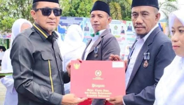 Momentum Peringatan HAB ke-80, Bupati Ilham Lawidu Serahkan Satyalancana Karya Satya Kepada ASN Kemenag Touna