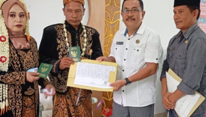 Hadirkan Pelayanan Cepat, Mudah dan Terintegrasi, Disdukcapil Touna Serahkan Dokumen Kependudukan Bagi Pasangan Baru Nikah