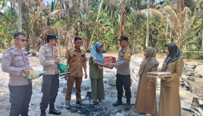 Wujud Kepedulian, Polsek Ampana Kota Salurkan Bansos kepada Korban Kebakaran di Kelurahan Bailo Baru