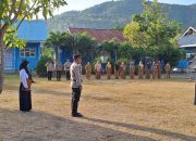 Pimpin Upacara di SMPN 1 Ulubongka, Kasat Binmas Polres Touna Beri Edukasi Kamtibmas