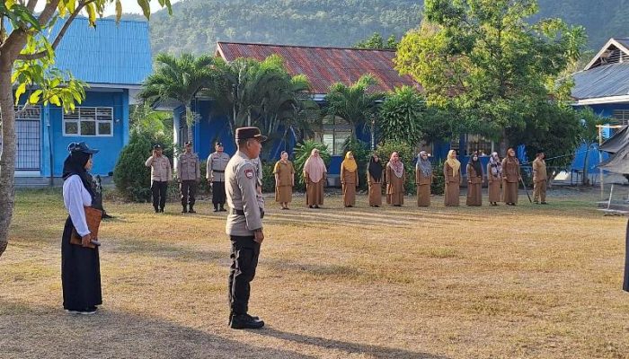 Pimpin Upacara di SMPN 1 Ulubongka, Kasat Binmas Polres Touna Beri Edukasi Kamtibmas