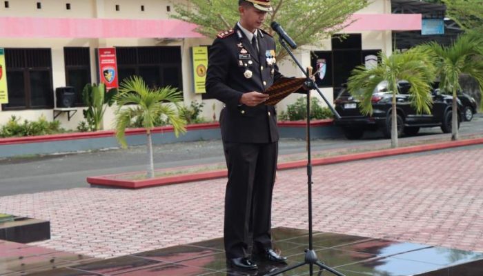 Apresiasi Loyalitas, Kapolres Touna Sematkan Tanda Kehormatan Satyalencana Pengabdian kepada Personel