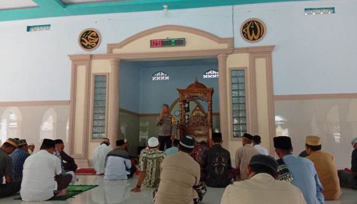 Kapolsek Ampana Kota Ajak Warga Jaga Kamtibmas Jelang Ramadhan Lewat Sholat Jumat Keliling