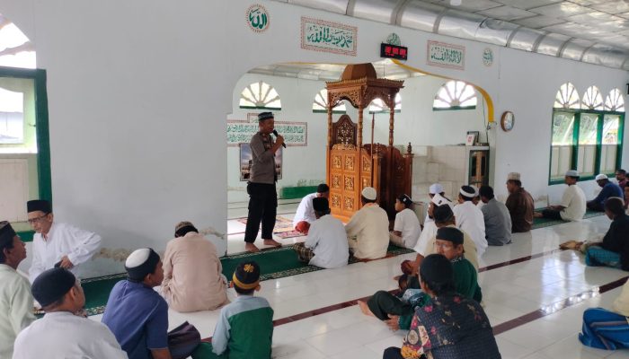 Lewat Sholat Jumat Keliling, Kapolsek Ampana Kota Ajak Warga Jaga Kamtibmas Jelang Ramadhan