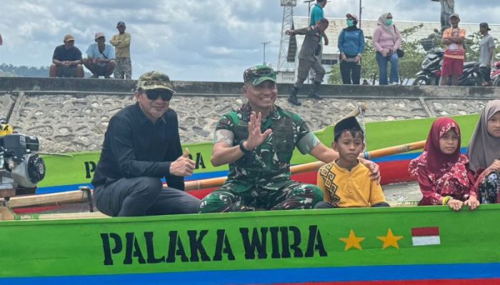 Bupati Ilham Lawidu Dampingi Pangdam XXIII/Palaka Wira Serahkan Bantuan Perahu Ketinting Bagi Pelajar di Kepulauan