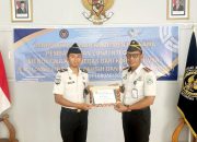 Kalapas Tolitoli Berikan Penghargaan Kepada Dua Pegawai Berprestasi