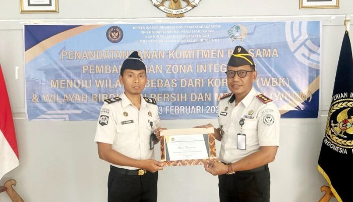 Kalapas Tolitoli Berikan Penghargaan Kepada Dua Pegawai Berprestasi