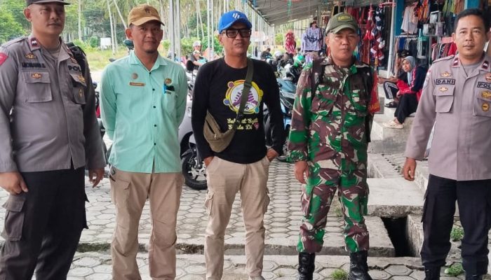 Dukung Pemerintah, Polsek Ampana Kota Monitoring dan Amankan Gerakan Pangan Murah di Pasar Rakyat Ampana